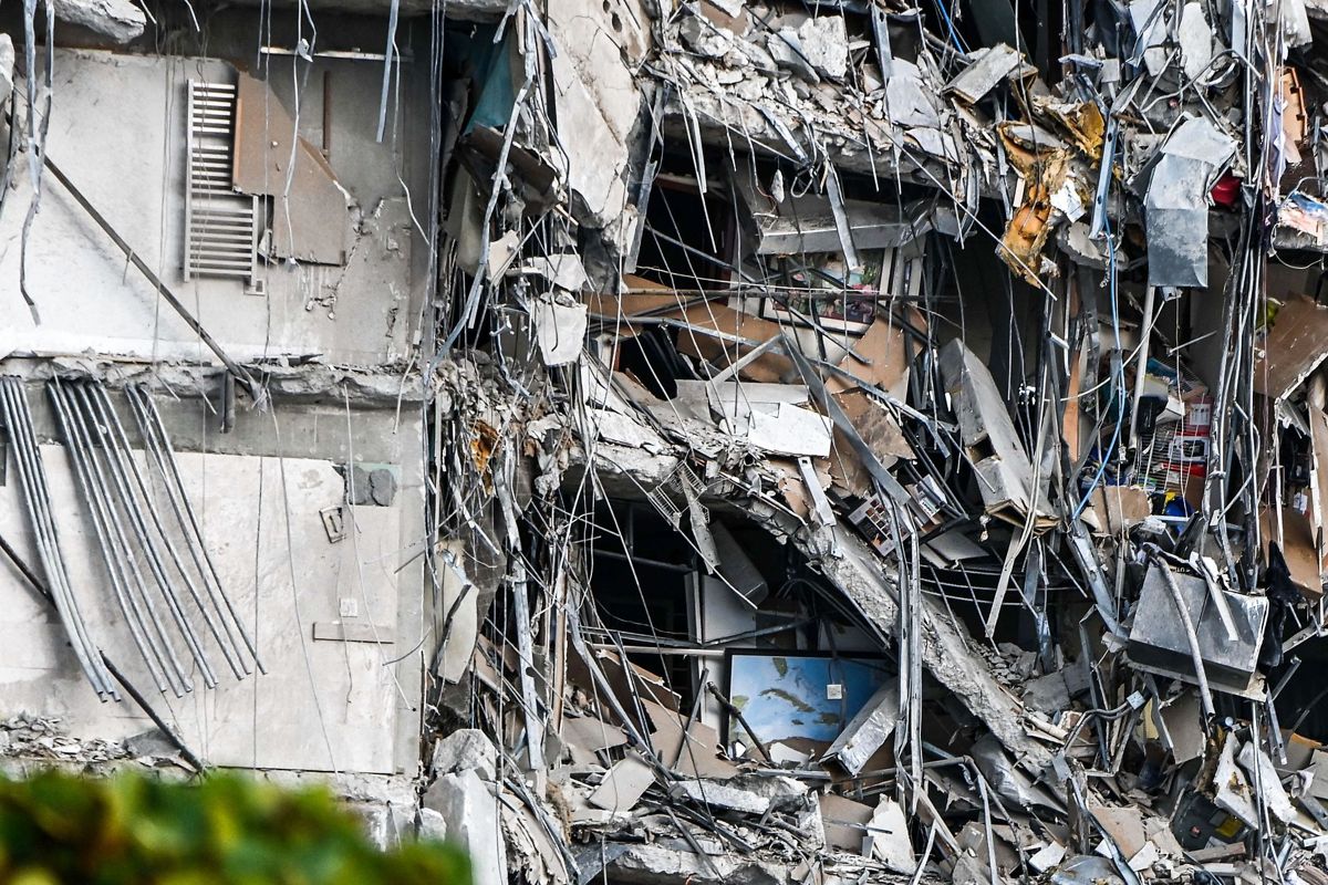En 12-etagers bygning i Miami er kollapset. Mindst 51 personer savnes. (Foto CHANDAN KHANNA / AFP) CHANDAN KHANNA