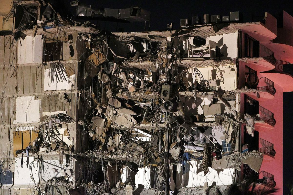 En 12-etagers bygning i Miami er kollapset. Mindst 51 personer savnes. Foto: Joe Raedle/Scanpix JOE RAEDLE