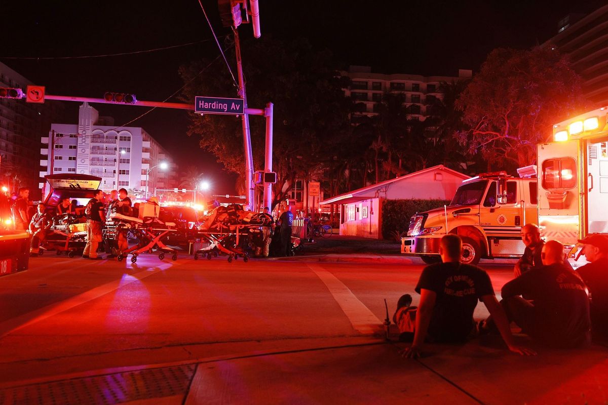 En 12-etagers bygning i Miami er kollapset. Mindst 51 personer savnes. Foto: Joe Raedle/Scanpix JOE RAEDLE