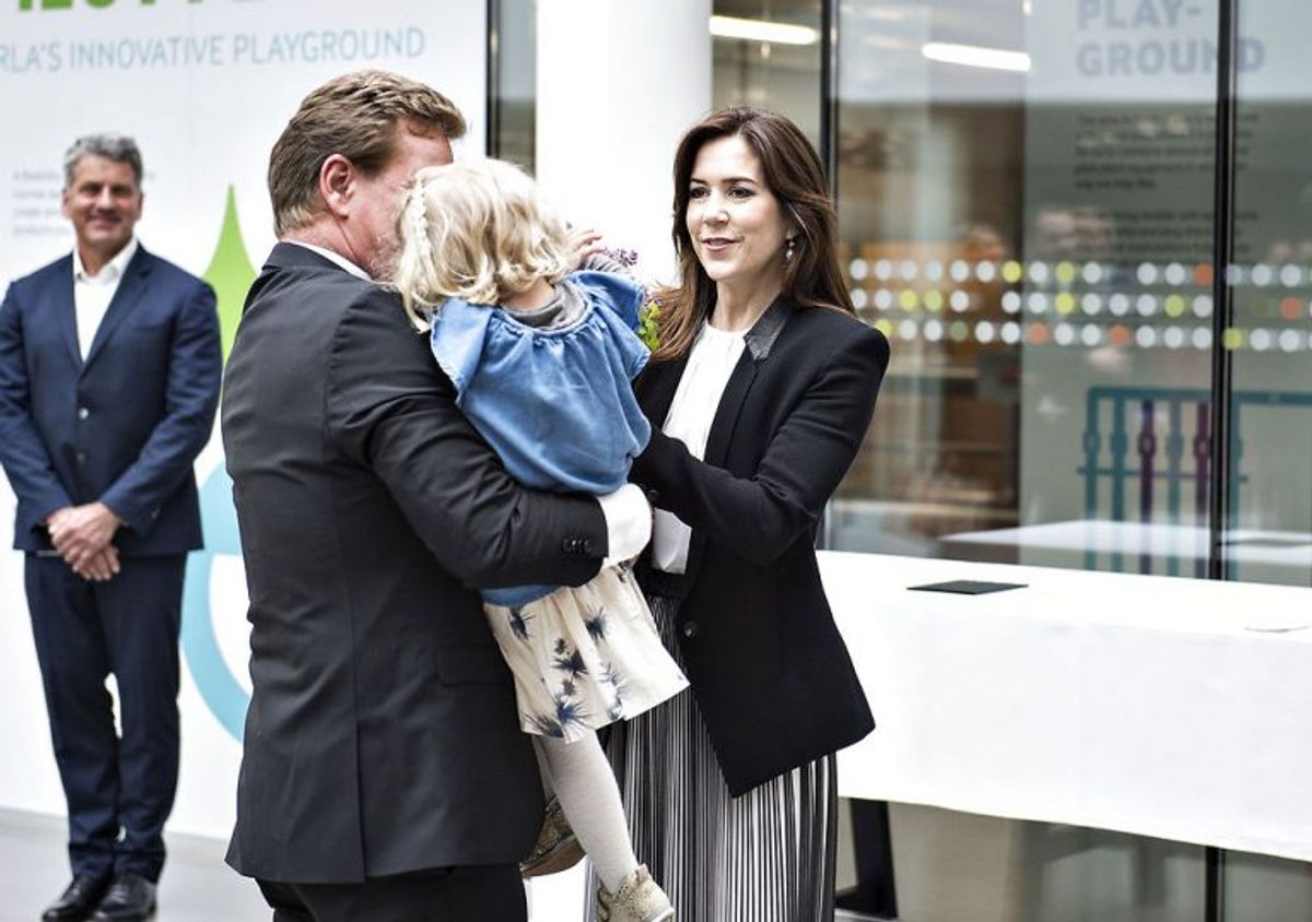 Her ses Kronprinsessen ved ankomsten, blomsterpigen var Silke, yngste datter af adm. dir. Peder Tuborgh fra Arla, men hun var så overvældet af situationen at hun skjulte sit ansigt. Foto: Henning Bagger/Scanpix.