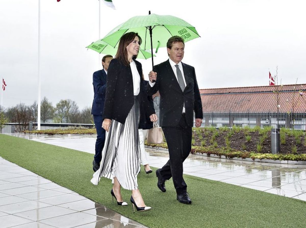 Her ses Kronprinsessen ved ankomsten med adm. dir. Peder Tuborgh fra Arla. Foto: Henning Bagger/Scanpix.