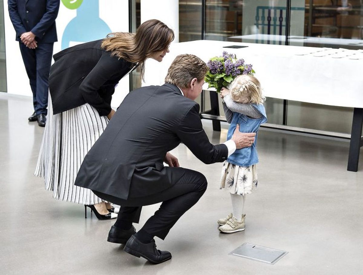 Her ses Kronprinsessen ved ankomsten, blomsterpigen var Silke, yngste datter af adm. dir. Peder Tuborgh fra Arla, men hun var så overvældet af situationen at hun skjulte sit ansigt. Foto: Henning Bagger/Scanpix.