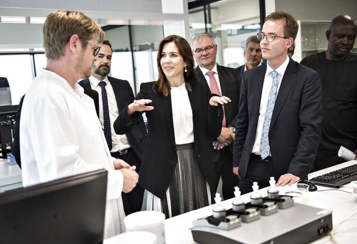 Her ses Kronprinsessen da hun er på rundtur i laboratoriet , her med th. Esben Lunde Larsen. Foto: Henning Bagger/Scanpix.