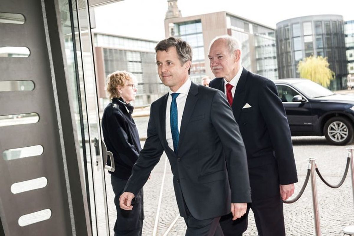 Kronprins Frederik modtages af bestyrelsesformand Jørgen Huno Rasmussen ved ankomsten til Den Sorte Diamant. Foto: Ida Marie Odgaard/Scanpix