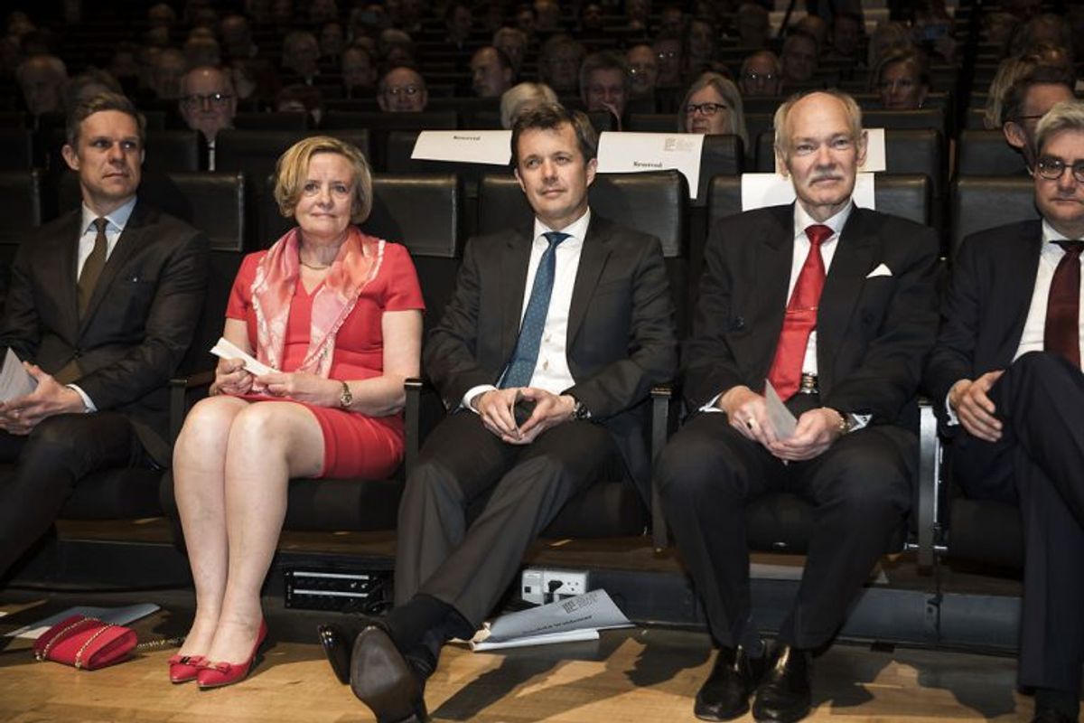 Kronprins Frederik sidder sammen med professor Gunhild Waldemar (tv), bestyrelsesformand Jørgen Huno Rasmussen og uddannelses- og forskningsminister Søren Pind (til venstre for kronprinsen) under overrækkelsen af The Brain Prize. Foto: Ida Marie Odgaard/Scanpix