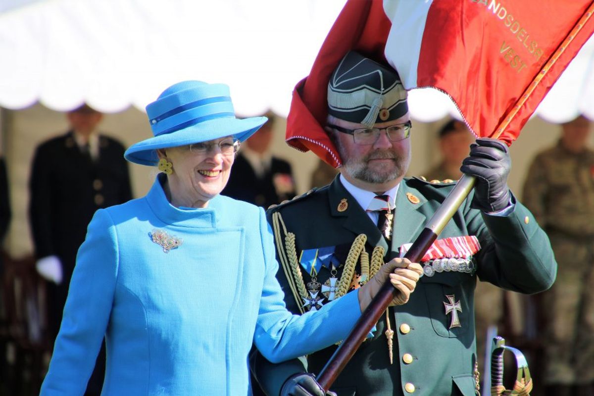 Dronning Margrethe overrækker den nye fane til oberst Flemming Agerskov. Pressefoto.