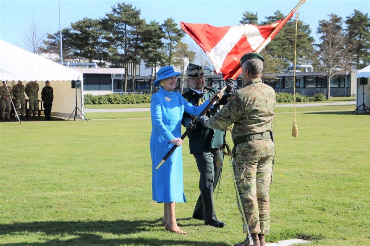 Dronning Margrethe overrækker den nye fane til oberst Flemming Agerskov. Pressefoto.