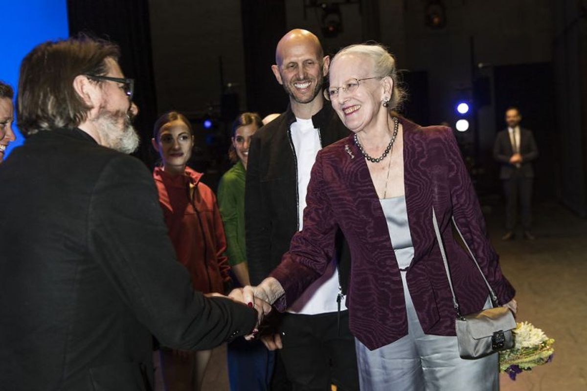 Dronning Margrethe hilser på Olafur Eliasson og bag hende er det Wayne Mc.Gregor. KLIK VIDERE OG SE FLERE BILLEDER. Foto: Bo Amstrup / Scanpix