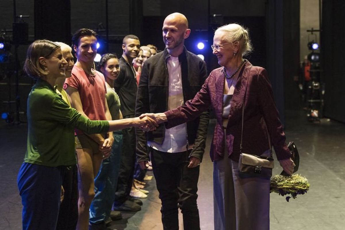 Sammen med Wayne Mc.Gregor hilser Dronning Margrethe på danserne. Foto: Bo Amstrup / Scanpix