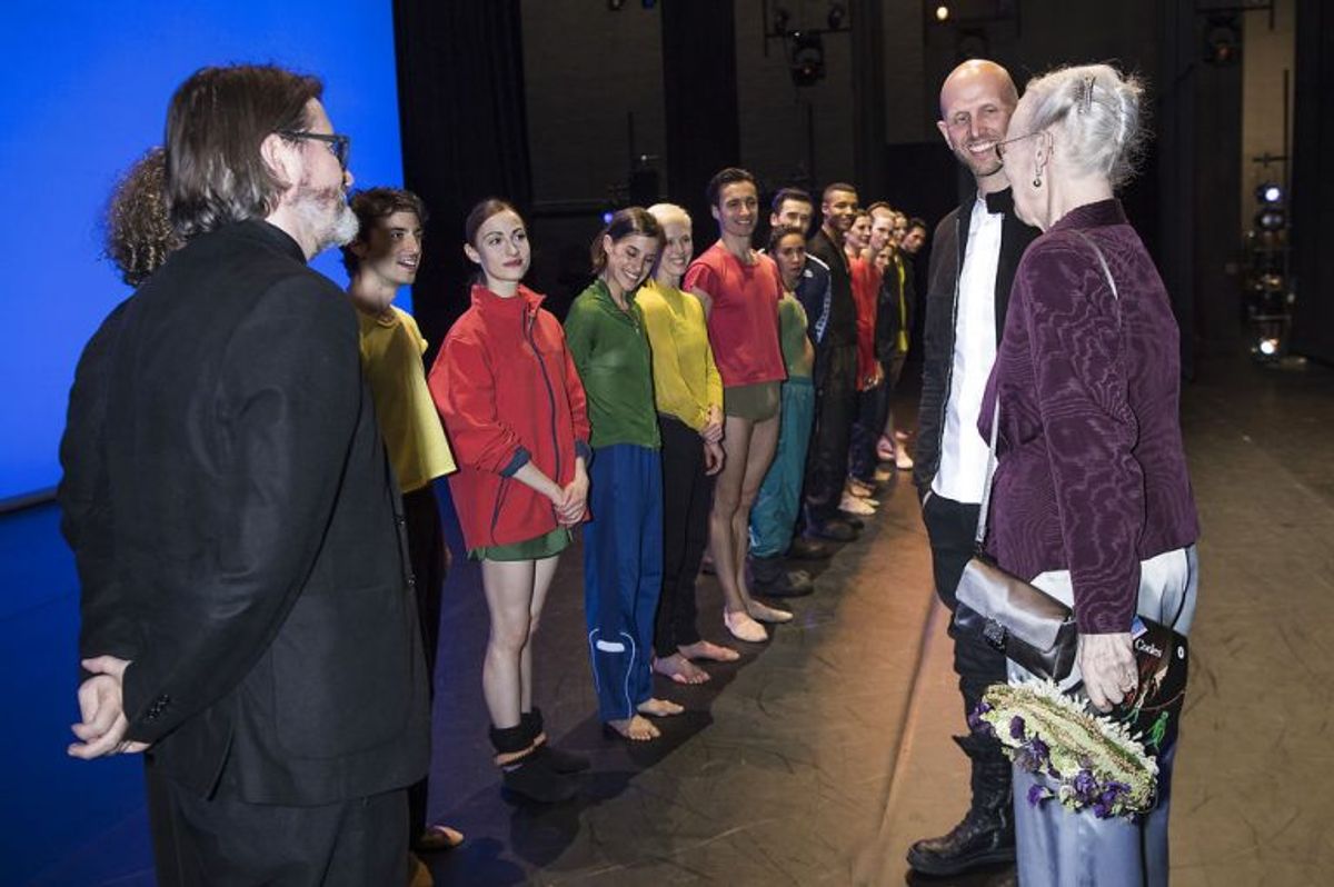 Dronning Margrethe hilser på Olafur Eliasson, Wayne Mc.Gregor og danserne. Foto: Bo Amstrup / Scanpix
