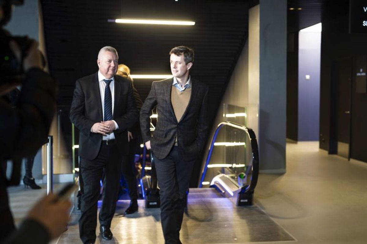 Kronprins Fredrik i samtale med Dan Hammer, adm. direktør i Danish Venue Enterprise under indvielse af Royal Arena. Foto: Marie Hald/Scanpix