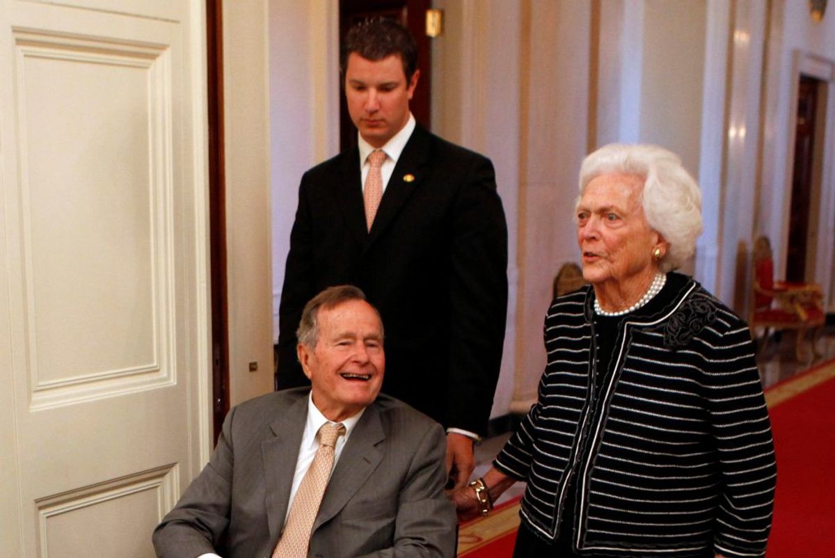 George H.W. Bush er blevet indlagt på et hospital i Houston, efter at han fik et ildebefindende. Den tidligere amerikanske præsident, som er 92 år, meldes i bedring. Foto: Reuters/Larry Downing