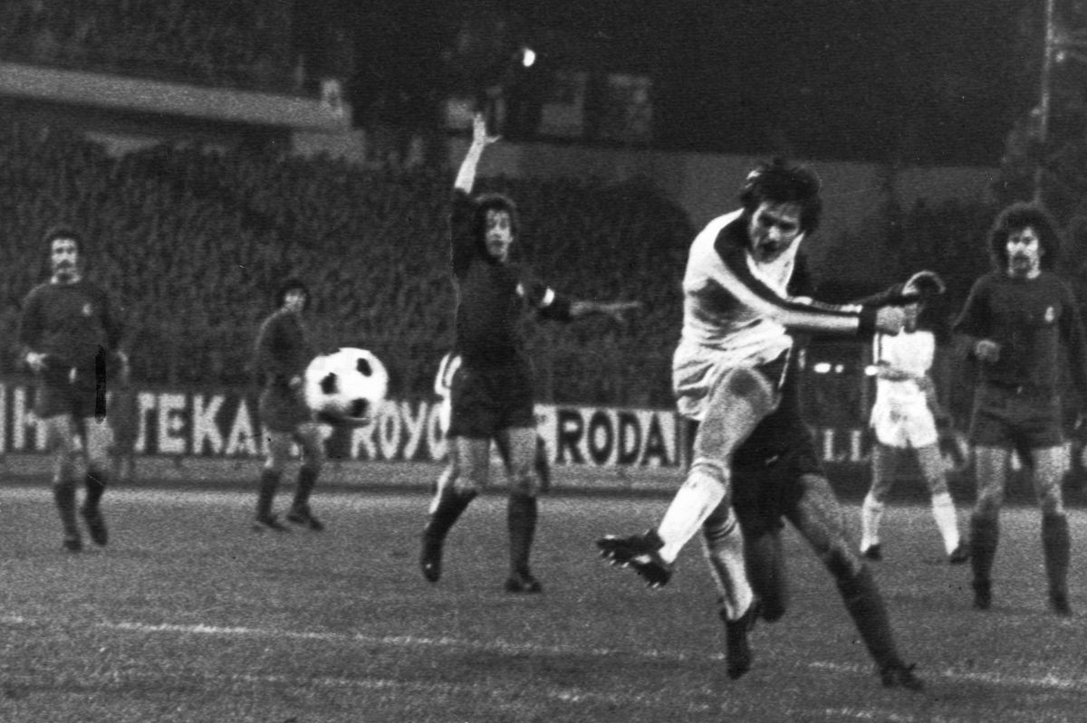 Ulrik le Fevre (i hvid trøje) ses her i Gladbach-trøjen, som han bar i tre år fra 1969 til 1972. Den danske venstrewing, som 25. juni fylder 75 år, opnåede at blive national mester i både Tyskland, Belgien og Danmark. (Arkivfoto)