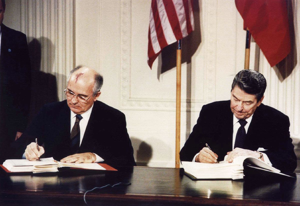 Mikhail Gorbachov og Ronald Reagan var for mange synonym med den kolde krig i 80'erne. Foto: REUTERS/Dennis Paquin/FILE/Scanpix STR