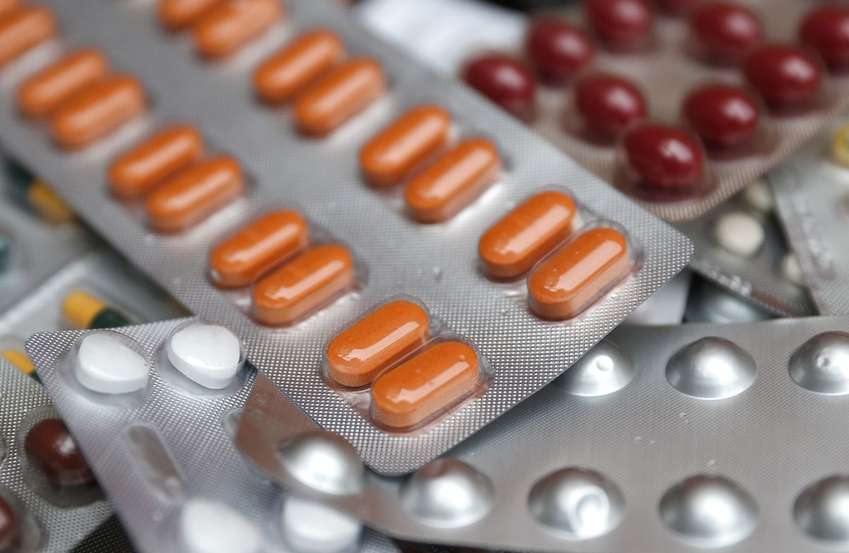 Du skal smide medicin forsvarligt ud, hvis du vil skille dig af med det. Foto: REUTERS/Yves Herman/Illustration/Scanpix YVES HERMAN