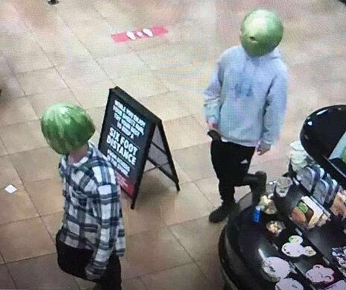 Det er ikke hver dag man ser to personer iklædt vandmeloner. Foto: Louisa Police Department