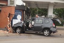 73-årig bilist smadrer ind i mur