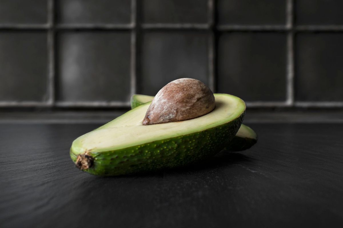 Hvis dine avocadoer er umodne, så placer dem ved siden af bananer, så modnes de hurtigere. Hvis du skal have frugten til at holde længere, så smid dem i køleskabet. Foto: Kuhlenkamp I SnackInsects / Scanpix Kuhlenkamp I SnackInsects