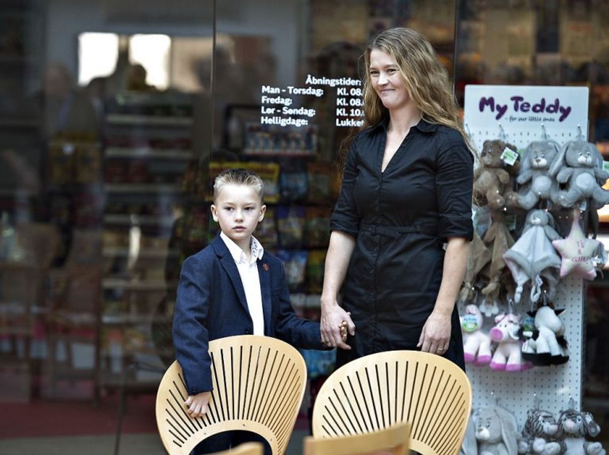 Ved selve indvielsen skulle Kronprinsen klippe en snor over. Han modtog saksen af tidl. kræftpatient Magnus Holm på 7 år. Her ses Magnus med sin mor Maria Holm før Kronprinsens ankomst. Foto: Henning Bagger / Scanpix.