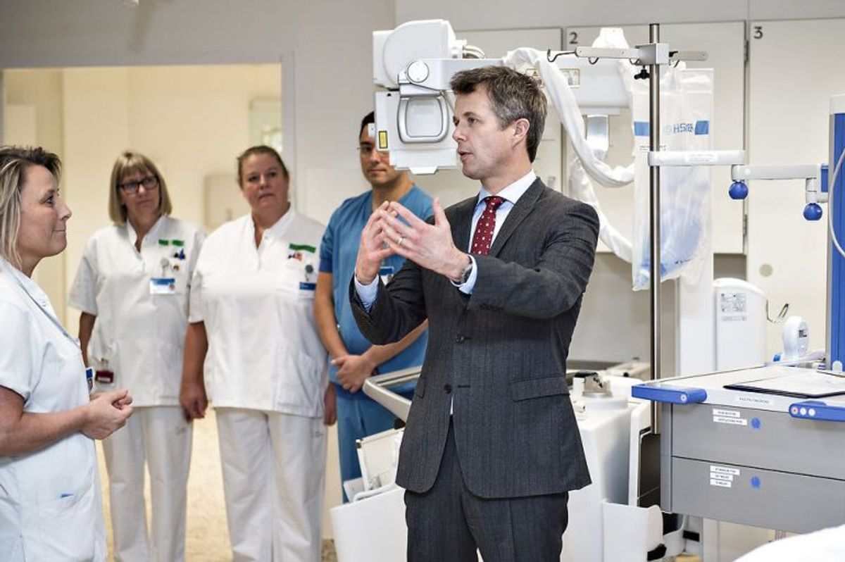 Efter indvielsen besøgte Kronprinsen en traumestue, hvor en dukke agerede patient. Foto: Henning Bagger / Scanpix.