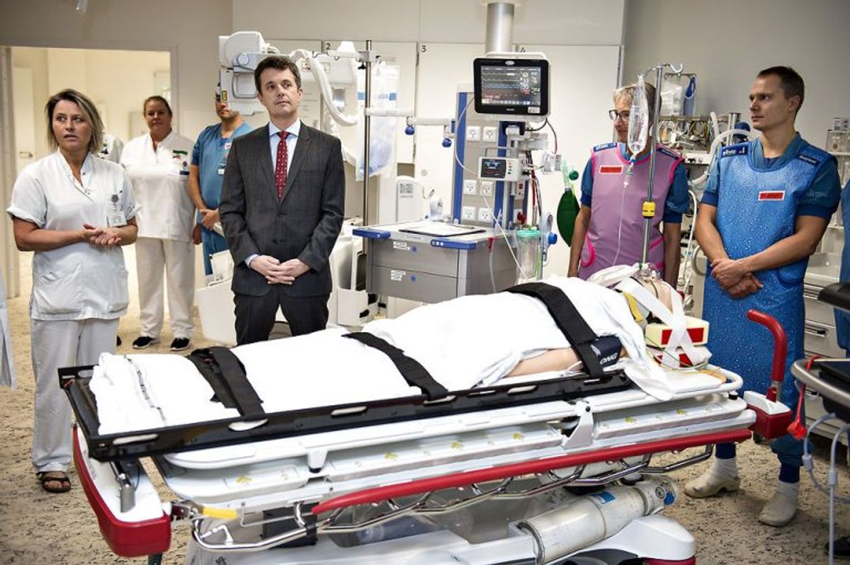 Efter indvielsen besøgte Kronprinsen en traumestue, hvor en dukke agerede patient. Foto: Henning Bagger / Scanpix.