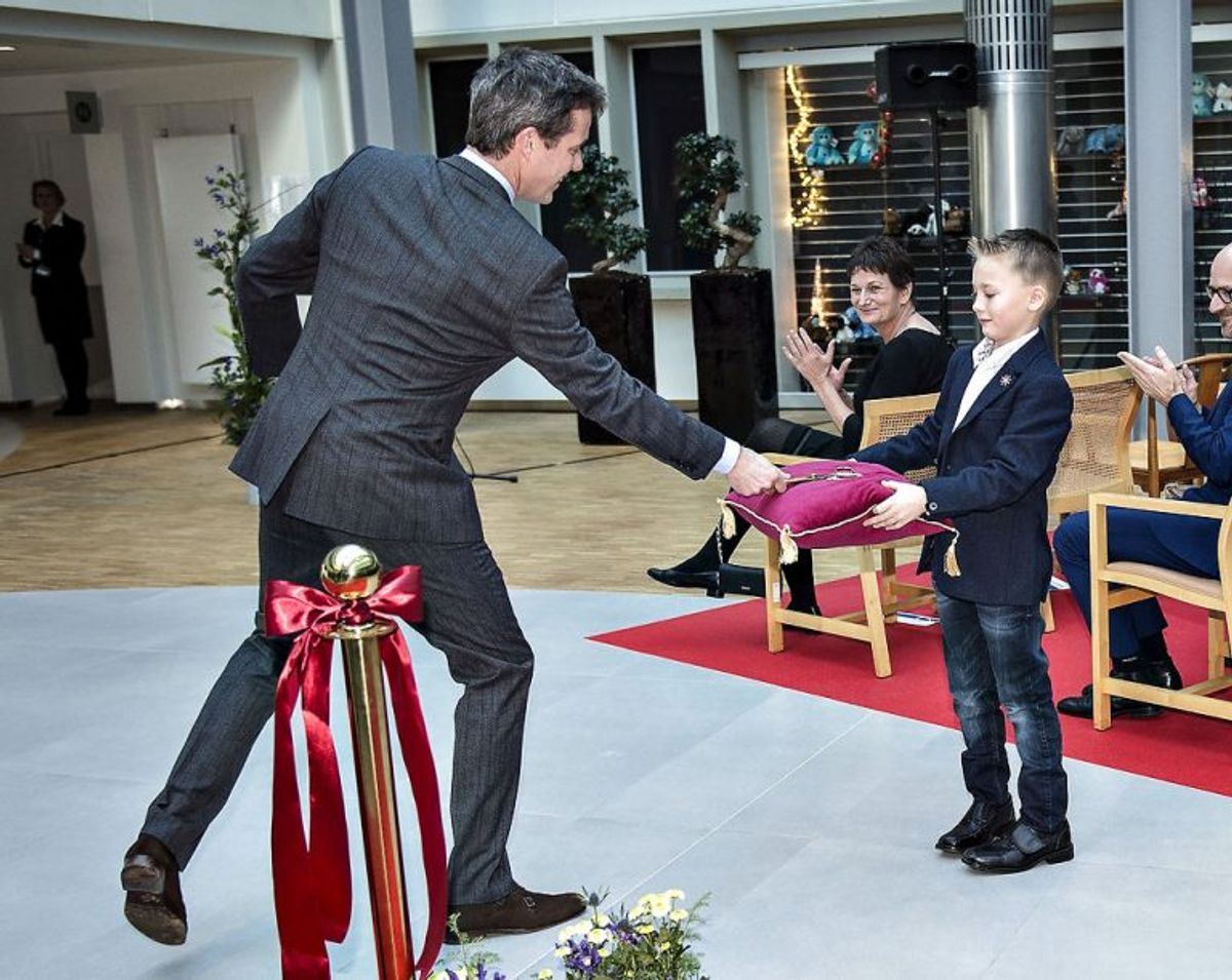 Ved selve indvielsen skulle Kronprinsen klippe en snor over. Her afleverer han saksen igen til tidl. kræftpatient Magnus Holm på 7 år. Foto: Henning Bagger / Scanpix.