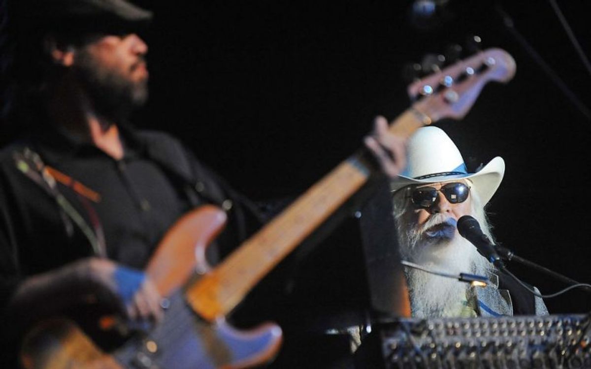 Leon Russell, der sidder ved klaveret til højre, er død, 74 år gammel. KLIK VIDERE I DETTE GALLERI OG SE DE ANDRE KENDTE MUSIKERE VI HAR MISTET I 2016. Foto: ROBYN BECK/Scanpix.