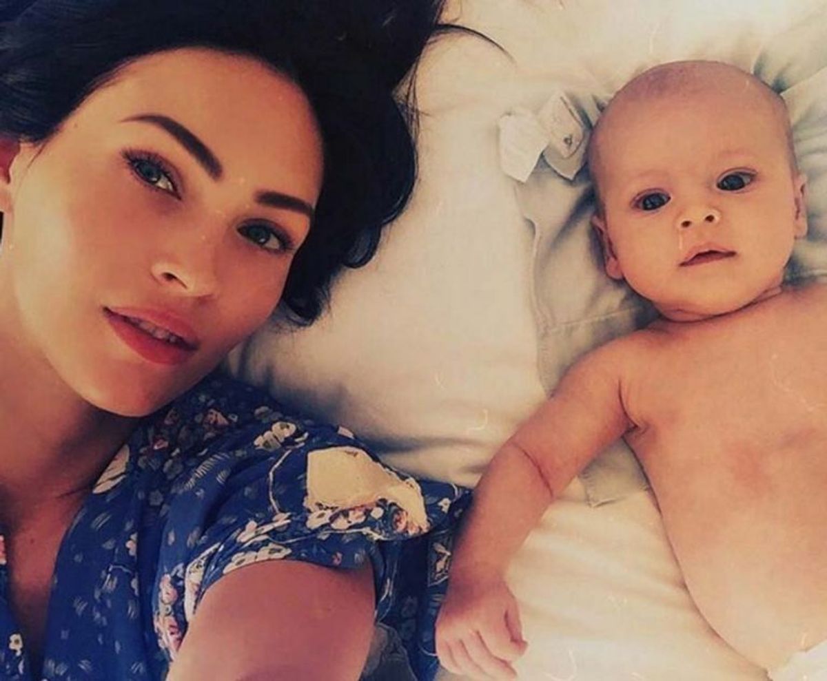 Her ses billedet af Megan Fox og hendes søn. Foto: Instagram.