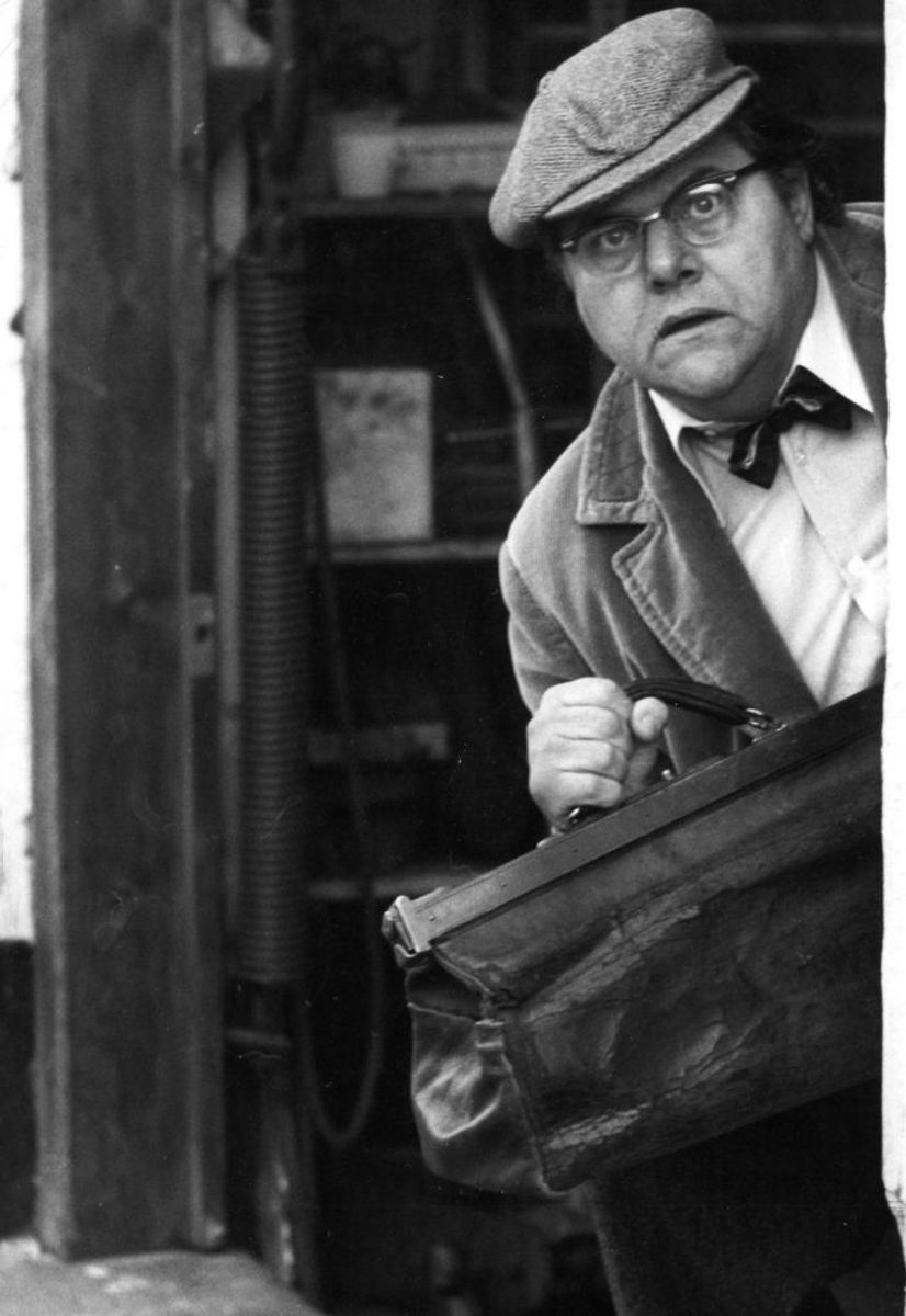 Olsen-banden ser rødt fra 1976. Den 8. i rækken af Olsenbanden-filmene. Denne film præsenterer os for den uforglemmelige scene optaget på Det kongelige Teater, hvor Egon Olsen og kompagni bryder gennem murene i takt til Friedrich Kuhlaus ouverture fra Elverhøj. Her Kjeld Jensen spillet af Poul Bundgaard. Foto: Karl Nord/Scanpix (Arkivfoto)