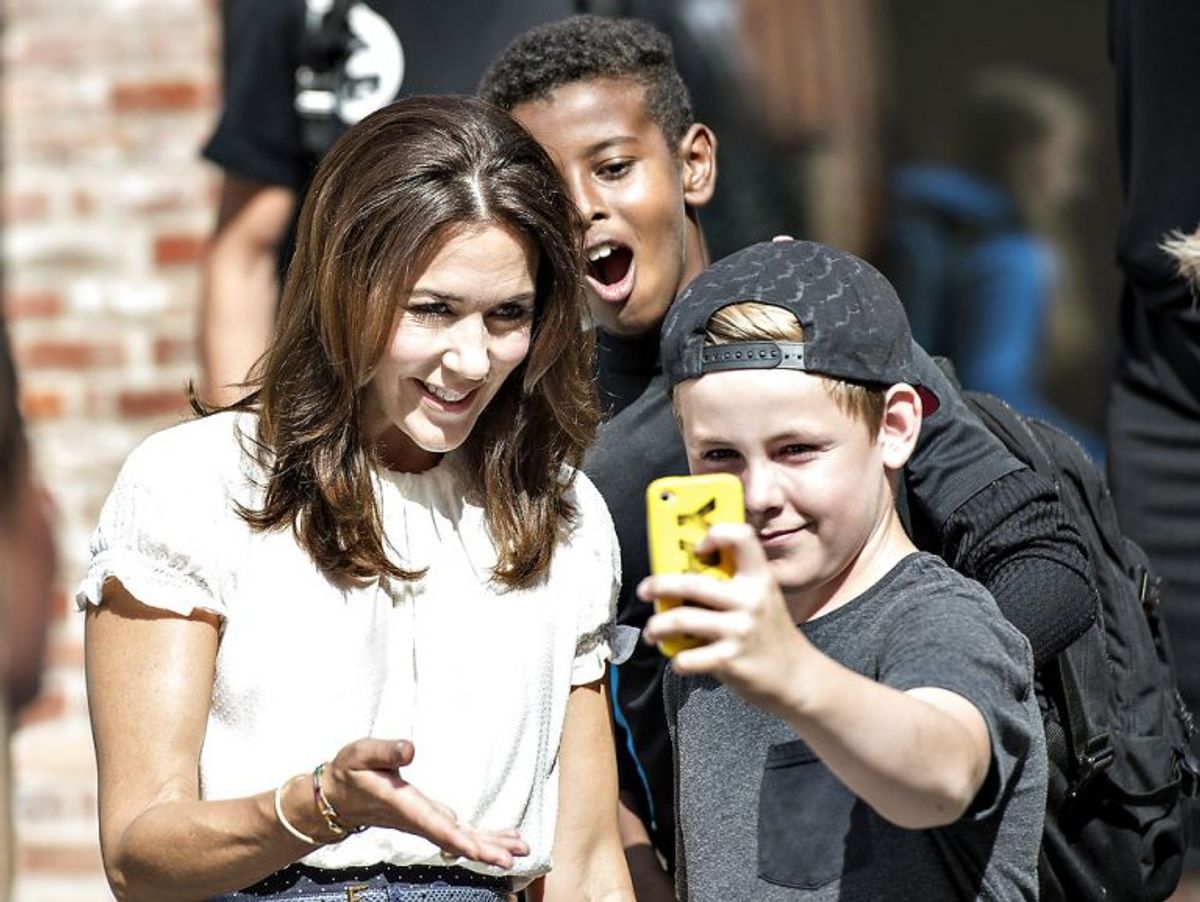 Kronprinsesse Mary indviede fredag eftermiddag den nye Frederiksbjerg Skole i Aarhus. Efter indvielsen var Kronprinsessen på rundtur på skolen. Efter rundvisningen var der selfie-tid. Foto: Henning Bagger/Scanpix.