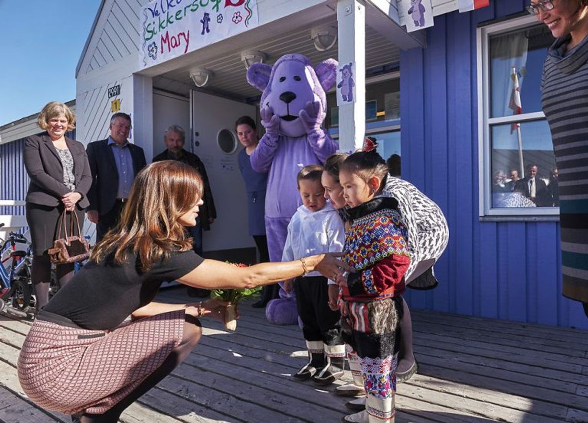 Kronprinsesse Mary bydes velkommen af Parnuuna på 4 år og Malik på 4 år da hun ankommer til børnehaven Sikkersoq i Nuuk. Foto: Ulrik Bang/Scanpix.