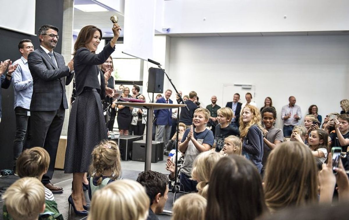 Her indvier Kronprinsessen skolen med en tale , og ringe med klokken. Foto: Henning Bagger/Scanpix.
