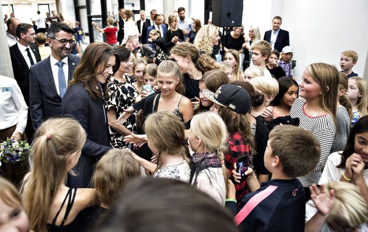 Efter indvielsen var Kronprinsessen på rundtur på skolen.. Foto: Henning Bagger/Scanpix.