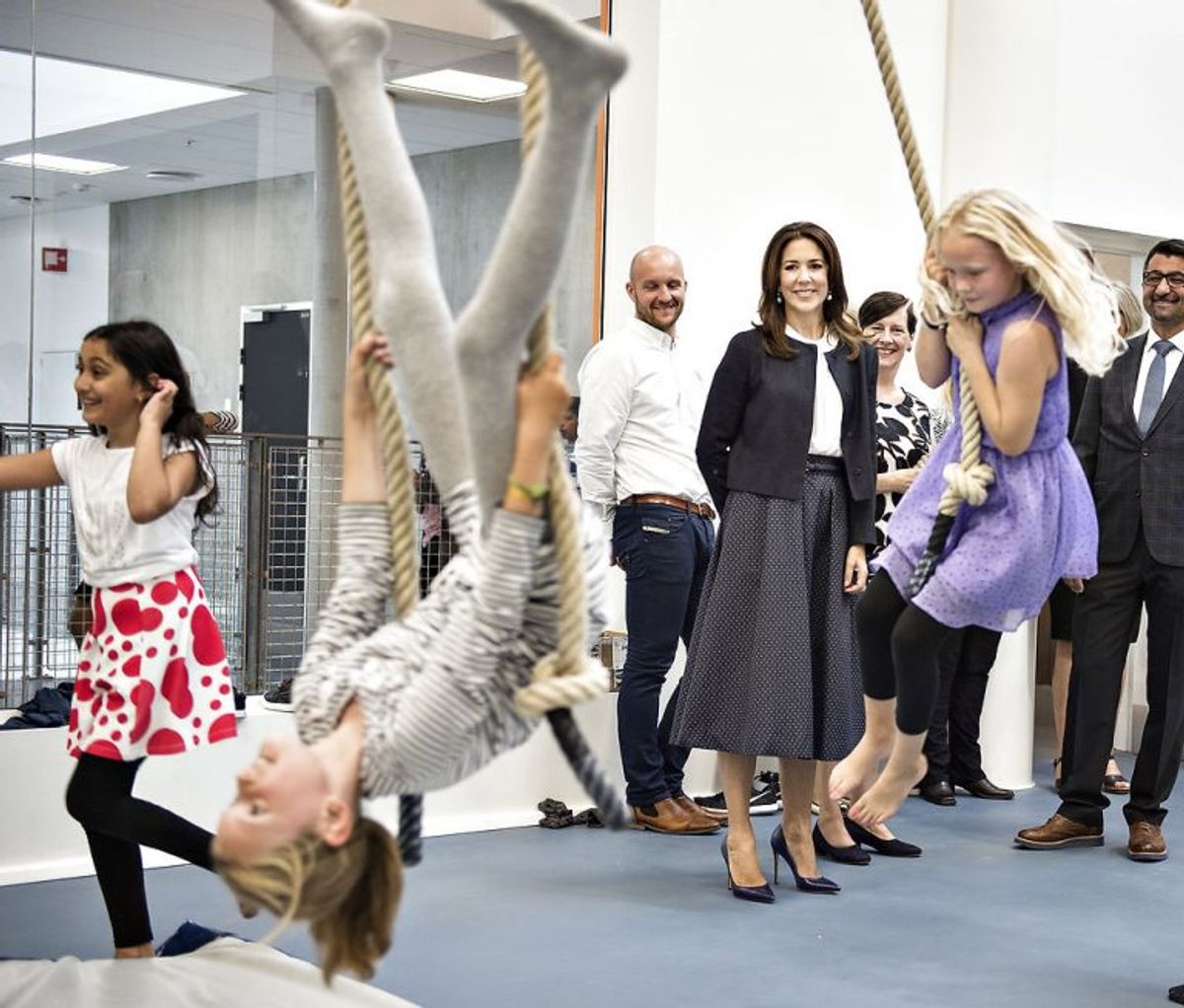 Kronprinsesse Mary indviede fredag eftermiddag den nye Frederiksbjerg Skole i Aarhus. Efter indvielsen var Kronprinsessen på rundtur på skolen. Her i et motionsrum. Foto: Henning Bagger/Scanpix.