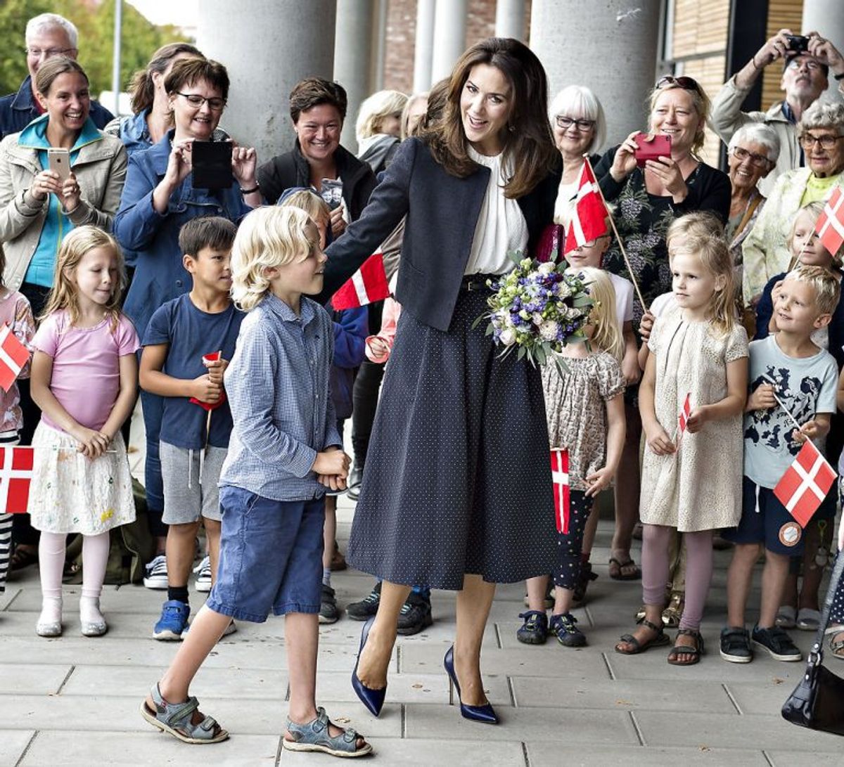 Her har blomsterdrengen Viggo Maribo Gaardsted modtaget kronprinsesse Mary. Foto: Henning Bagger/Scanpix.