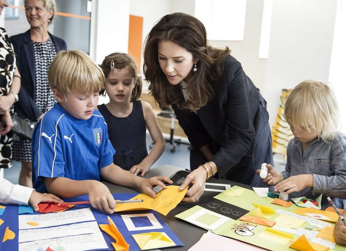 Efter indvielsen var Kronprinsessen på rundtur på skolen. Her taler hun med nogle af eleverne i de små klasser. Foto: Henning Bagger/Scanpix.