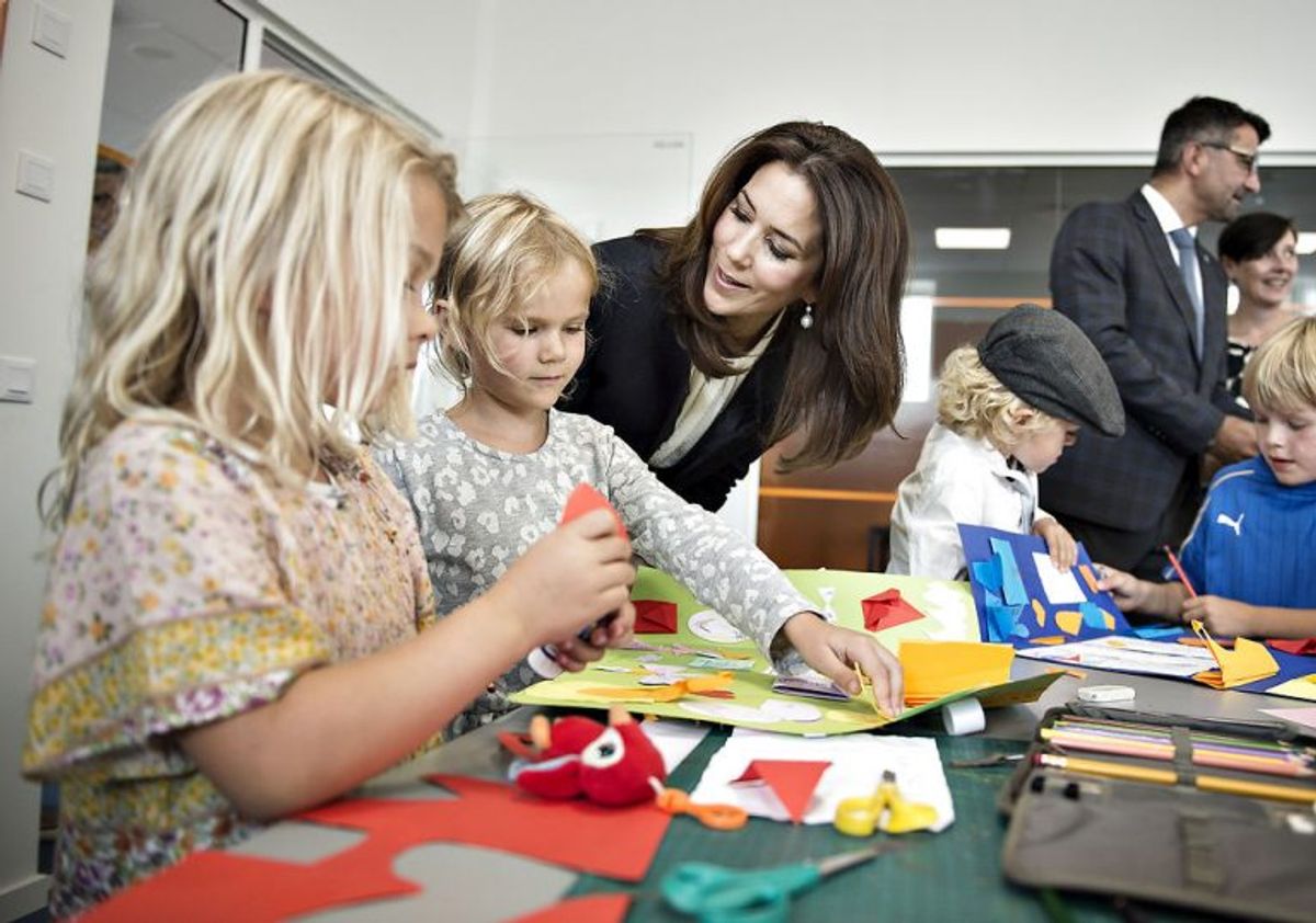 Efter indvielsen var Kronprinsessen på rundtur på skolen. Her taler hun med nogle af eleverne i de små klasser. Foto: Henning Bagger/Scanpix.