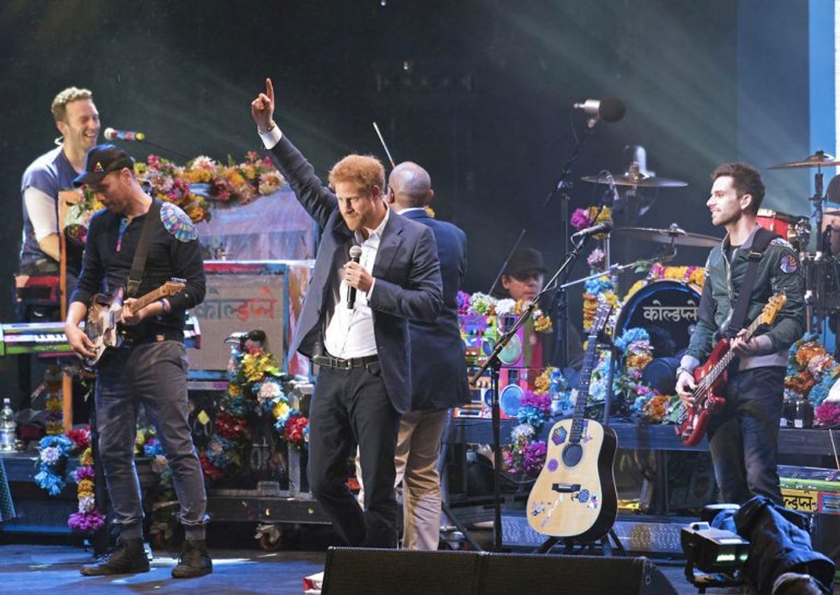 Prins Harry indtog scenen som en ægte rockstjerne, da bandet Coldplay tirsdag aften gav koncert på Kensington Palace i London. Foto: Scanpix.