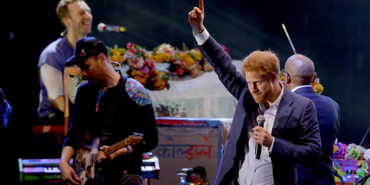 Prins Harry indtog scenen som en ægte rockstjerne, da bandet Coldplay tirsdag aften gav koncert på Kensington Palace i London. Foto: Matt Dunham/AP