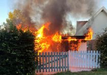 Carport i voldsomme flammer