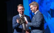 Sælger sin skandale-grund