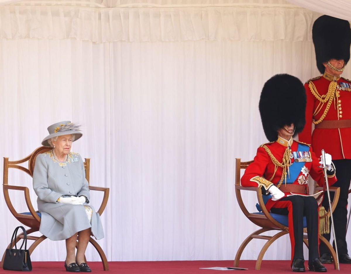 Dronning Elizabeth ses her med sin fætter, 85-årige prins Edward, hertugen af Kent, ved sin side. Foto: Scanpix/Chris Jackson/Pool via REUTERS