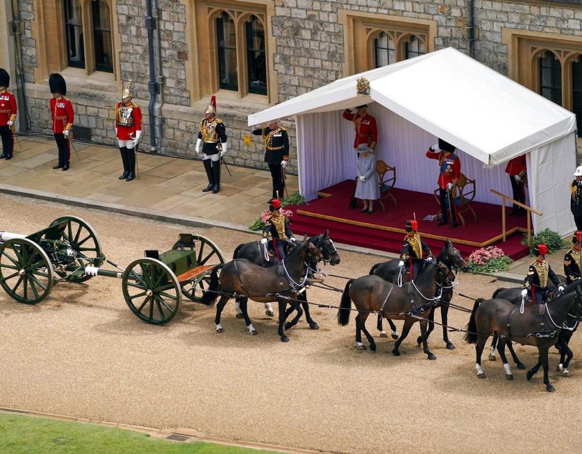 En hestetrukket kanon passerer podiet, med dronningen og prins Edward. Foto: Scanpix/Steve Parsons / POOL / AFP
