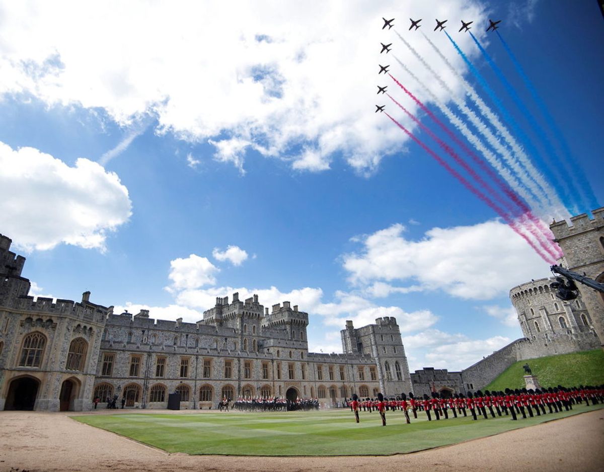 The Royal Air Force “Red Arrows” flyver hen over Windsor Castle. Foto: Scanpix/Eddie Mulholland/Pool via REUTERS