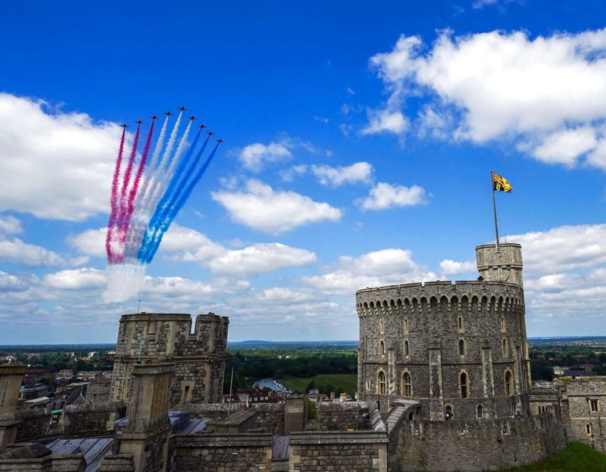 Endnu et foto af The Red Arrows flyene over Windsor Castle. Foto: Scanpix/Steve Parsons / POOL / AFP