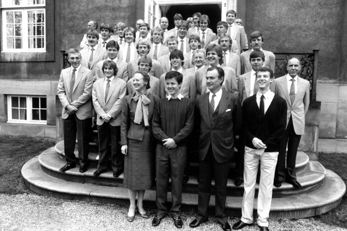 Fint fodboldbesøg på Amalienborg. I 1986 kom det daværende herrelandshold på besøg hos regentparret og de to prinser inden afgang til VM i Mexico 1986. Dengang bestod holdet blandt andre af Michael Laudrup, Preben Elkjær og Allan Simonsen. Også landsholdstræner Sepp Piontek ses på trappen. Foto: Foto: Palle Hedemann/Ritzau Scanpix