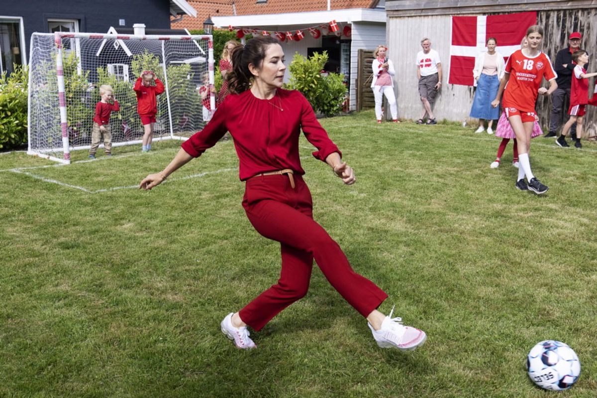 Kronprinsesse Mary skød årets EM-feber i gang ved at besøge en fodboldfest på en villavej i Rødovre i sidste uge. Besøget havde samtidig betydning for arbejdet med Maryfonden, som ønsker at tage afsæt i EM for at booste de lokale fællesskaber og bekæmpe ensomhed. Kronprinsessen står i spidsen for Maryfonden. Foto: Claus Bech/Scanpix.