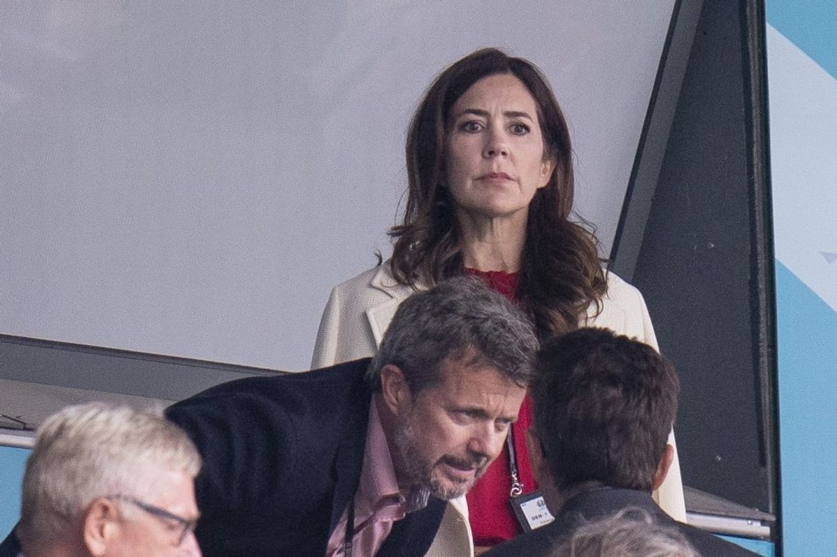 Kronprins Frederik og kronprinsesse Mary overværede den dramatiske hændelse med landsholsspiller Christian Eriksen under kampen mod Finland denne slutrunde. Efterfølgende udsendte kongehuset en besked fra kronprinsparret. – Det var rørende at opleve den fantastiske holdånd og opbakning fra spillere og fans, efter den store forskrækkelse vi alle fik, skrev kronprins Frederik og kronprinsesse Mary. Foto: Liselotte Sabroe/Ritzau Scanpix