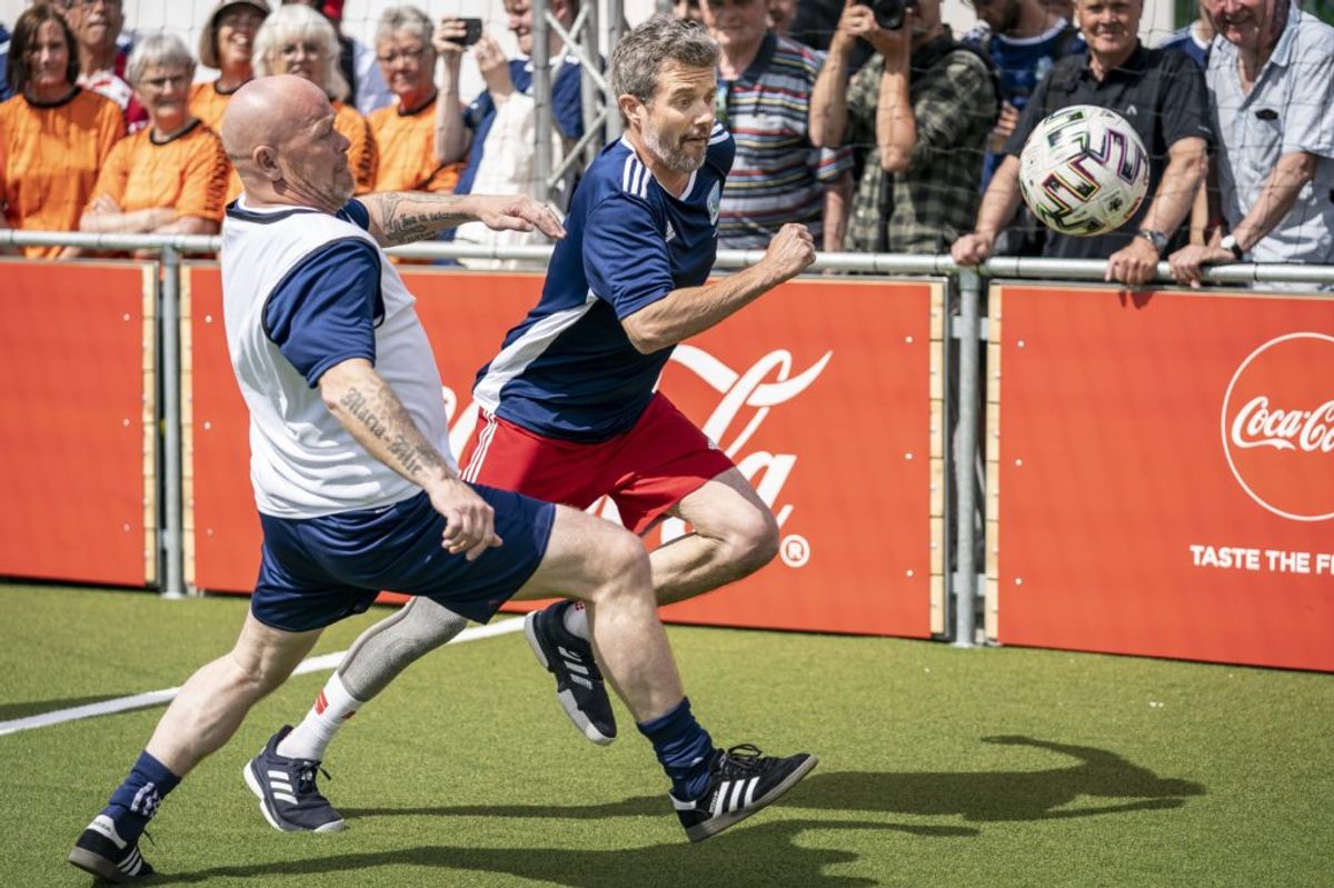 Den sportsglade kronprins Frederik var ikke bleg for selv at tage del i fodboldkampen mellem kendte og tidligere fodboldspillere, da “Football Village”, som ligger på Ofelia Plads, blev åbnet sidste fredag. Kronprinsen spillede undervejs i kampen mod den kendte fodboldspiller Stig Tøfting. Foto: Mads Claus Rasmussen/Ritzau Scanpix