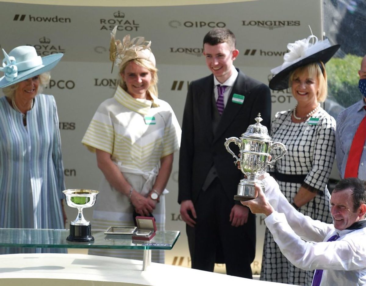 Jockeyen Kevin Manning fik overrakt pokalen af blandt andre Prins Charles og Camilla.
Foto: DANIEL LEAL-OLIVAS / AFP